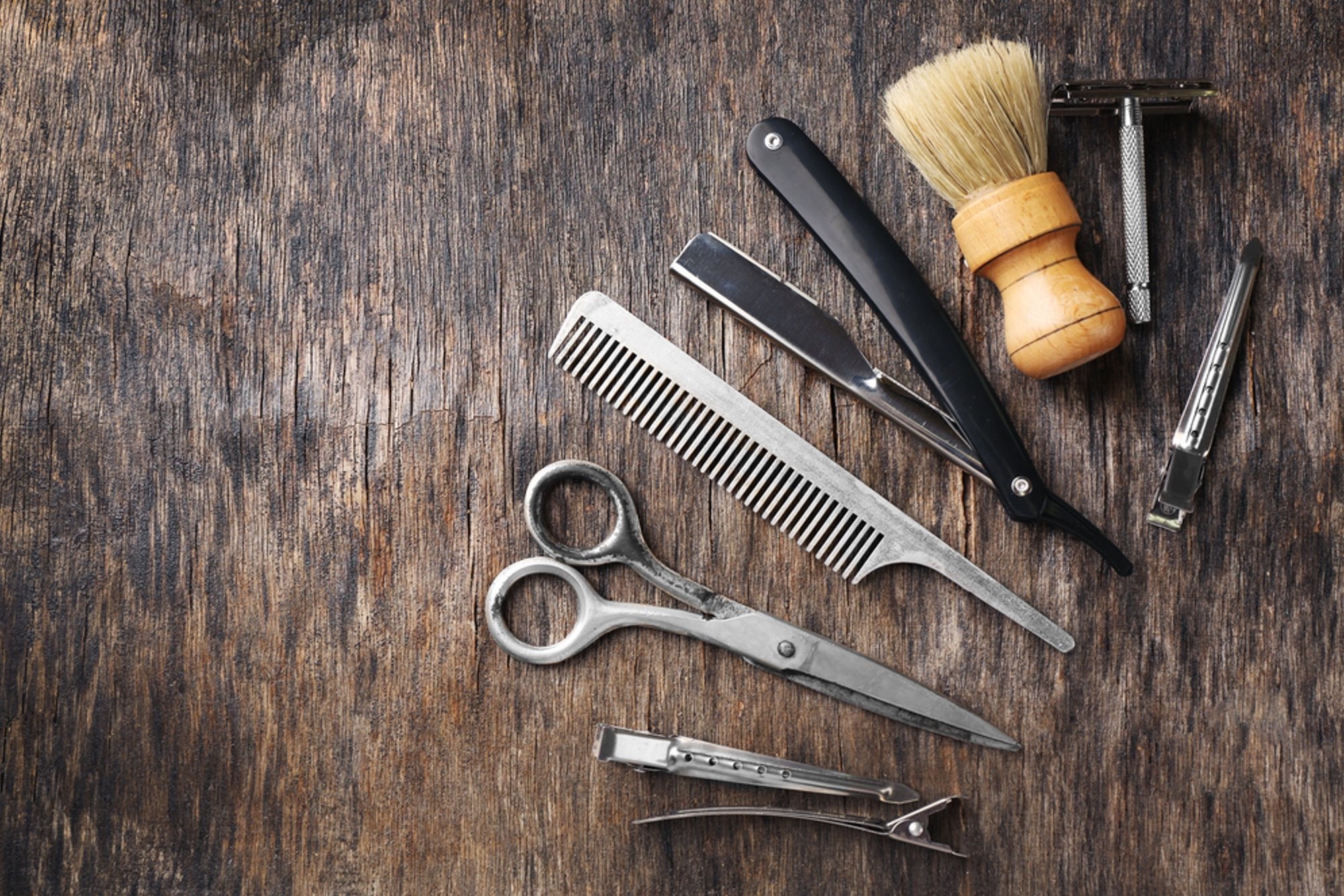 Herramientas de peluquería preparadas para un servicio profesional